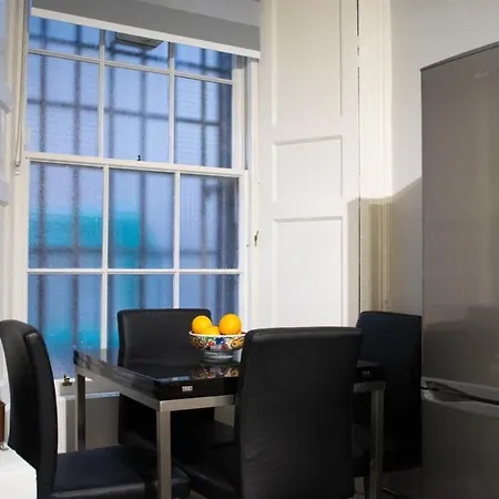 Homely And Traditional New Town Property-2 Bedroom Apartment Edinburgh