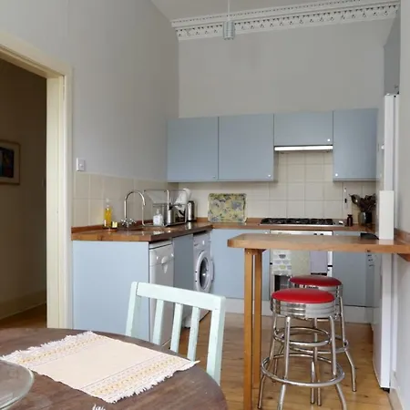 Spacious Main Door Art-filled In Leith Apartment Edinburgh