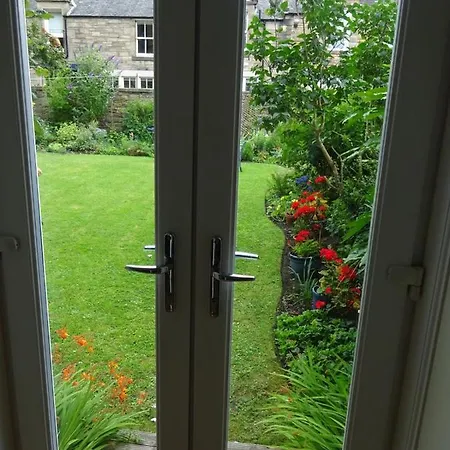 Beautiful Stockbridge Garden Apartment
