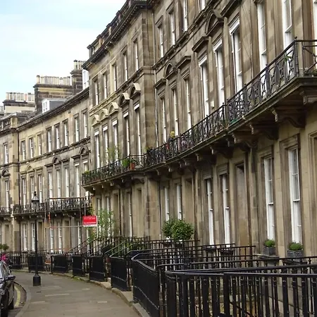 Beautiful Stockbridge Garden Apartment *