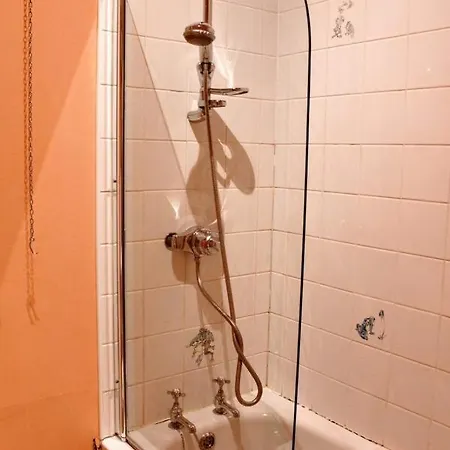 Traditional Georgian Flat In New Town Lägenhet