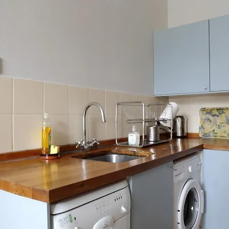 Spacious Main Door Art-filled In Leith Apartment