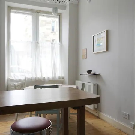 Spacious Main Door Art-filled In Leith Apartment