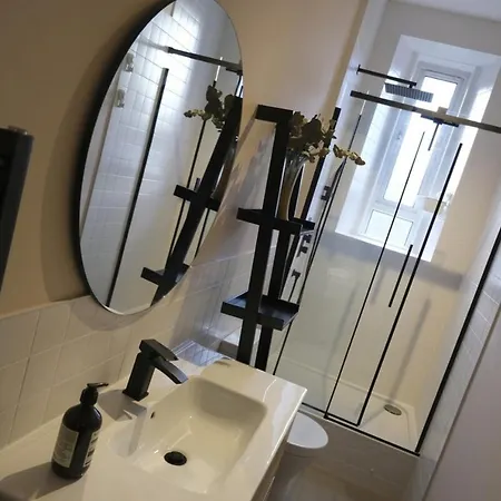 Contemporary Georgian 2bd Flat In Trendy Leith Apartment