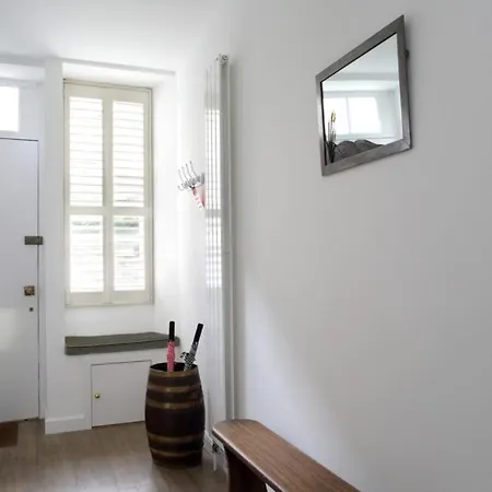 Quiet Ground Floor Mews Flat And Parking エディンバラ