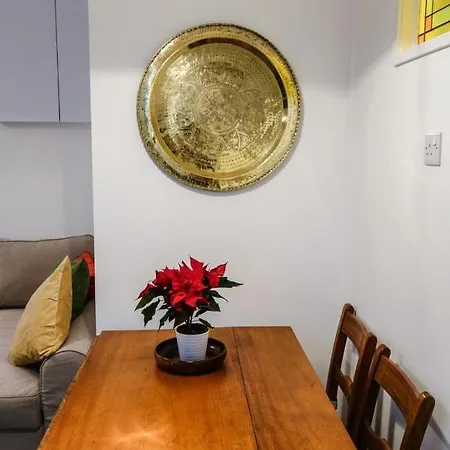 Quiet Ground Floor Mews Flat And Parking