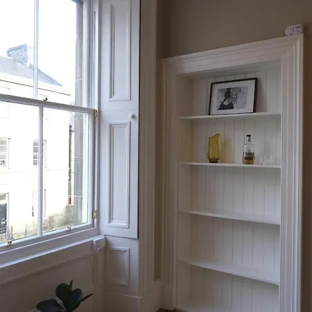 Apartment Contemporary Georgian 2bd Flat In Trendy Leith