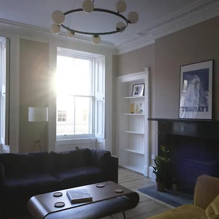 Contemporary Georgian 2bd Flat In Trendy Leith Apartment