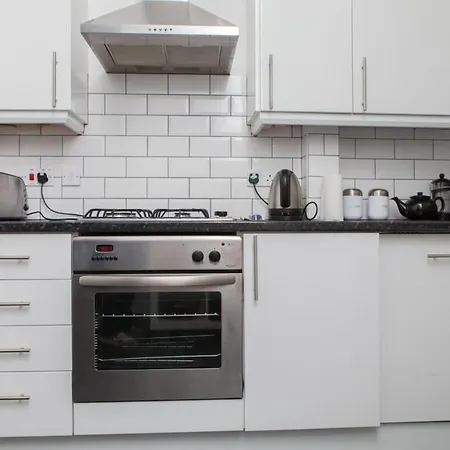 Stylish 3-bed 2-bath Flat