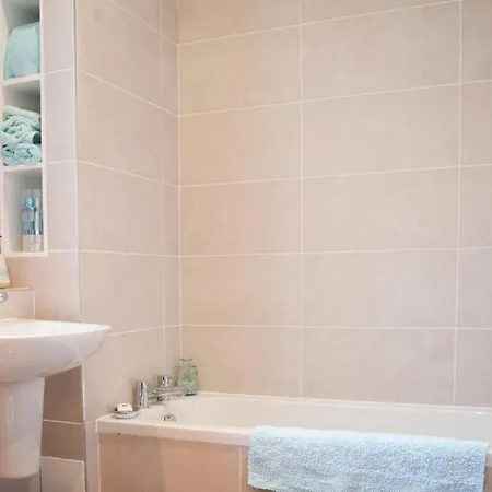 Stylish And Spacious 3-Bedroom Home In Edinburgh Apartment