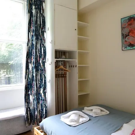 Spacious Main Door Art-filled In Leith Apartment *