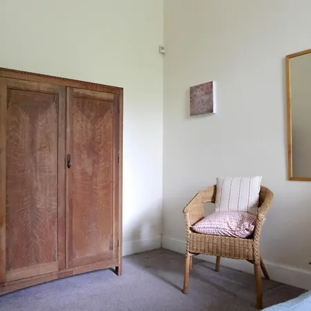 Spacious Main Door Art-filled In Leith Apartment Edinburgh