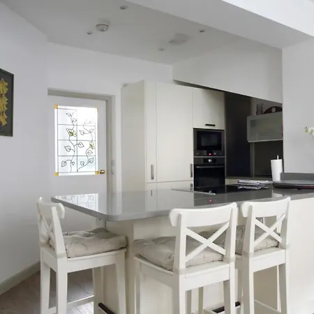 Quiet Ground Floor Mews Flat And Parking Edimburgo