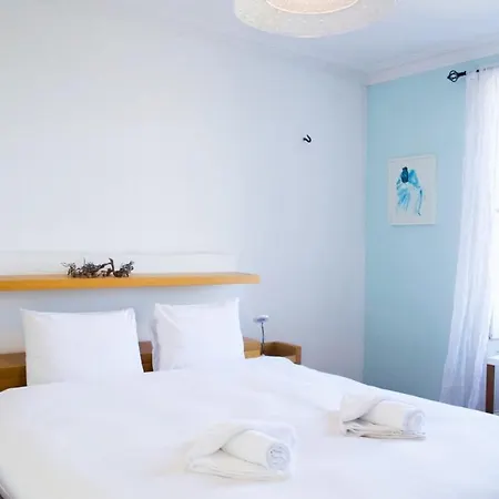 Stylish Four Bedroom Stockbridge Home! Sleeps 7 *