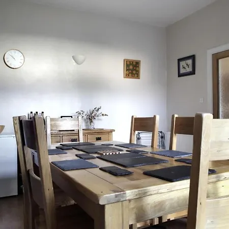 Appartement And Spacious 2 Bedroom Flat With Garden *