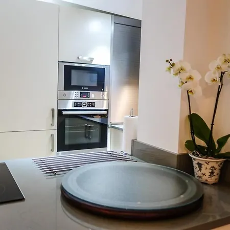 Quiet Ground Floor Mews Flat And Parking *