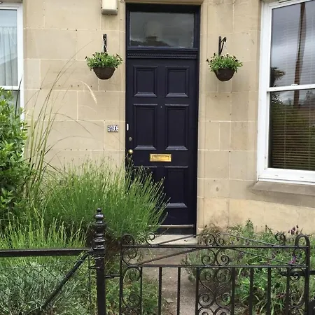 Appartement And Spacious 2 Bedroom Flat With Garden *