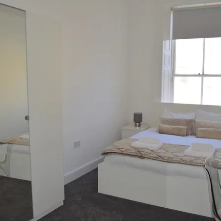 Spacious 3 Bedroom Flat In The Centre Edinburgh