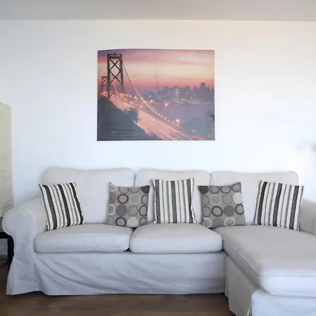 Modern 2 Bedroom Apartment In Leith With Sea Views