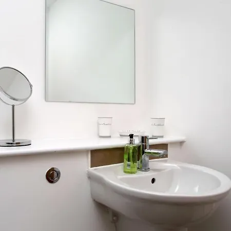 Modern 2 Bedroom Apartment In Leith With Sea Views Apartament Edynburg