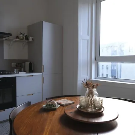 Contemporary Georgian 2bd Flat In Trendy Leith Apartment