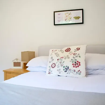 Modern 2 Bedroom Ground Floor Flat דירה *