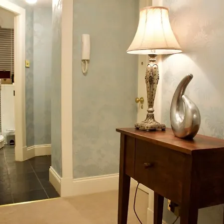 Beautiful New Town Studio With Patio דירה *