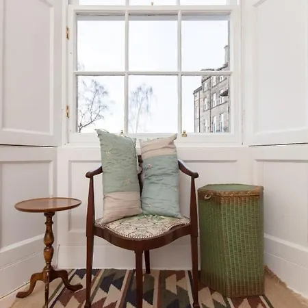 Gorgeous Georgian Apartment דירה אדינבורו