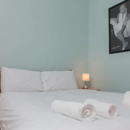 Stylish 3-bed 2-bath Flat