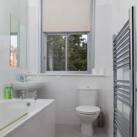 Stylish 3-bed 2-bath Flat דירה אדינבורו
