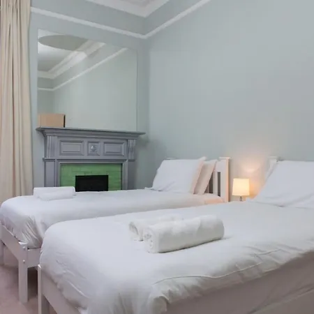 Stylish 3-bed 2-bath Flat Edinburgh