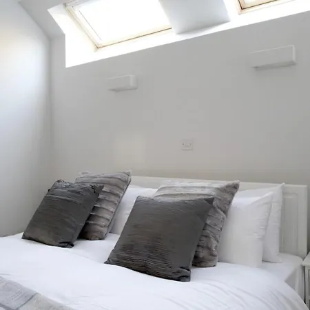 Quiet Ground Floor Mews Flat And Parking