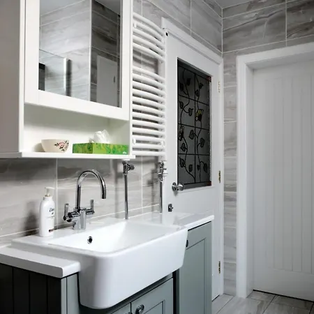 Quiet Ground Floor Mews Flat And Parking * Edimburgo