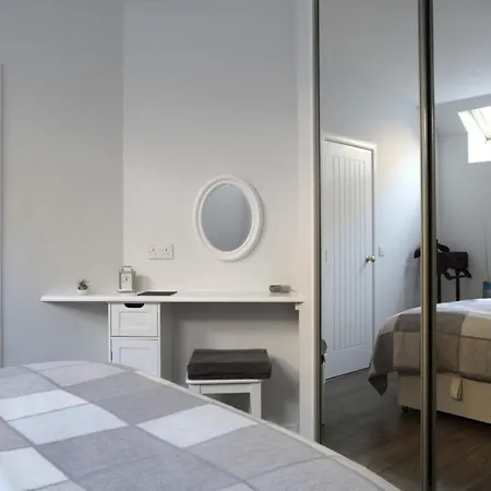 Quiet Ground Floor Mews Flat And Parking アパート エディンバラ