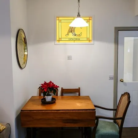 Quiet Ground Floor Mews Flat And Parking Apartman
