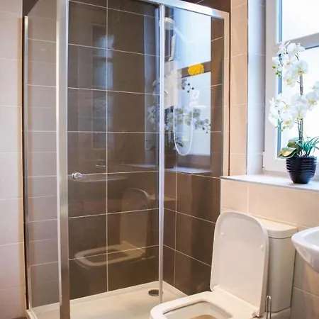 Stylish And Spacious 3-Bedroom Home In Edinburgh *
