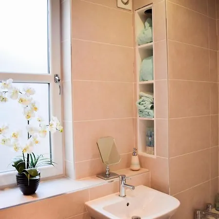 Stylish And Spacious 3-Bedroom Home In Edinburgh Apartment