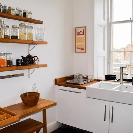 Stylish Four Bedroom Stockbridge Home! Sleeps 7 Edinburgh