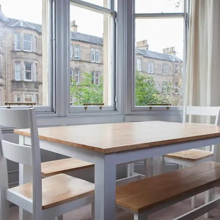 Stylish 3-bed 2-bath Flat