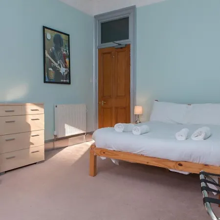 Stylish 3-bed 2-bath Flat Apartment *
