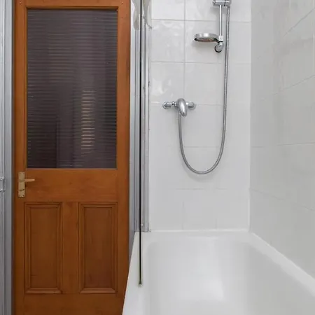 דירה Stylish 3-bed 2-bath Flat