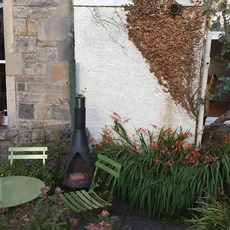 And Spacious 2 Bedroom Flat With Garden