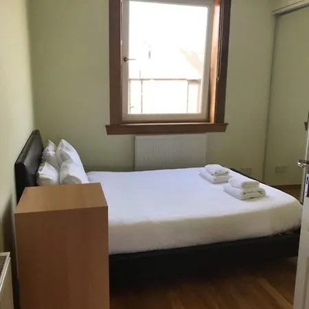 2 Bedroom Flat With Parking And Private Garden *