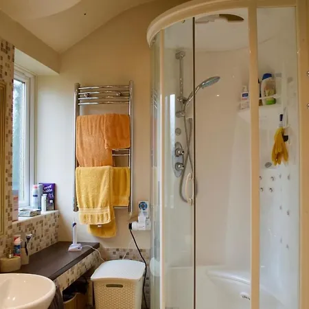 2 Bedroom Flat With Parking And Private Garden *