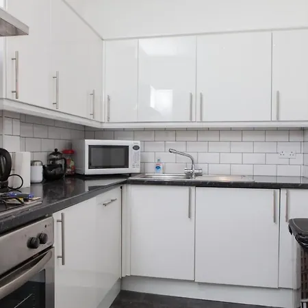 Stylish 3-bed 2-bath Flat * Edinburgh