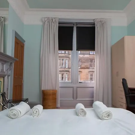 Stylish 3-bed 2-bath Flat אדינבורו
