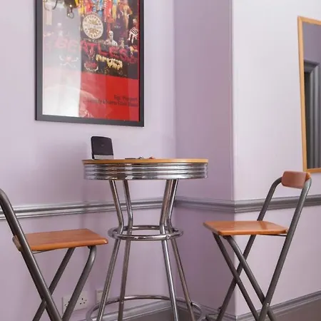 Stylish 3-bed 2-bath Flat