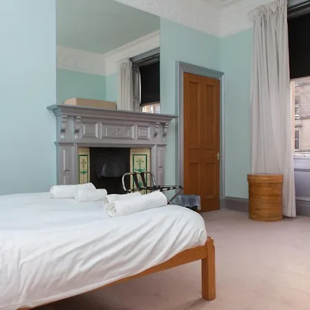 דירה Stylish 3-bed 2-bath Flat