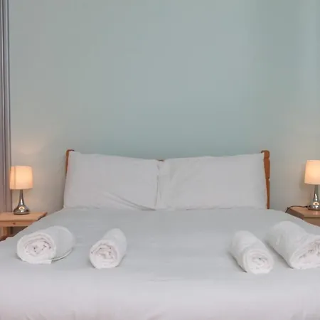 Stylish 3-bed 2-bath Flat
