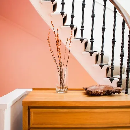 Stylish Four Bedroom Stockbridge Home! Sleeps 7 *